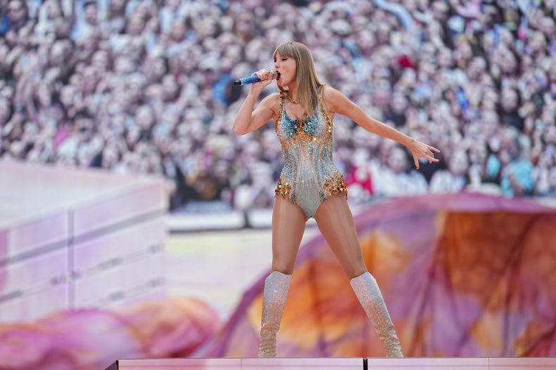 ARCHIVO - Taylor Swift se presenta en el estadio de Wembley como parte de su Eras Tour el viernes 21 de junio de 2024 en Londres. (Foto Scott A Garfitt/Invision/AP, archivo)