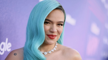 karol g se une al tinte de cabello que es perfecto para latinas: el rojo cereza