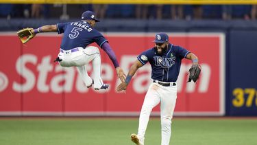 El dominicano Wander Franco festeja con su compatriota Manuel Margot, tras la victoria de los Rays de Tampa Bay ante los Piratas de Pittsburgh, el jueves 4 de mayo de 2023 (AP Foto/Chris OMeara)
