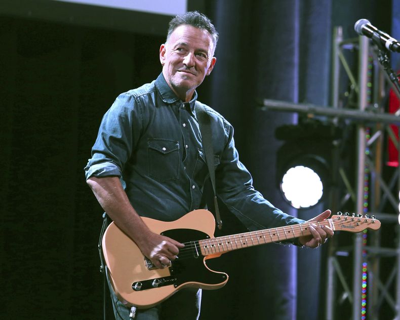 ARCHIVO - Bruce Springsteen se presenta en Stand Up For Heroes en Nueva York el 1 de noviembre de 2016. (Foto Greg Allen/Invision/AP, archivo)