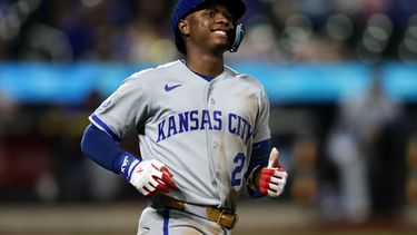 Tyler Tolbert, de los Reales de Kansas City, reacciona tras ser eliminado con un elevado durante la novena entrada de un partido de béisbol contra los Mets de Nueva York, el martes 7 de julio de 2026, en Nueva York. (Foto AP/Adam Hunger)
