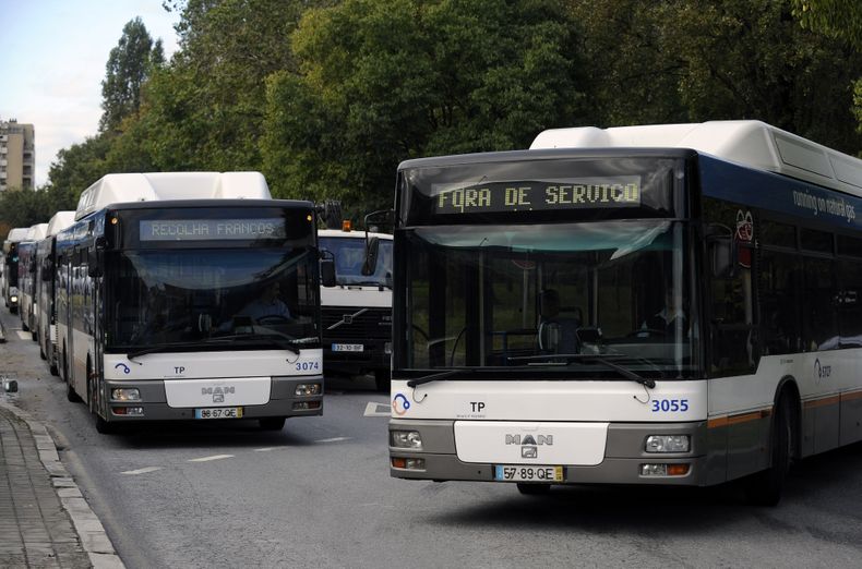 Autobuses de la red p&uacute;blica de transporte STCP llegan a un dep&oacute;sito municipal para una huelga de ocho horas con el cartel "fuera de servicio" en Oporto, Portugal, el jueves 7 de noviembre del 2013. (Foto AP/Paulo Duarte)