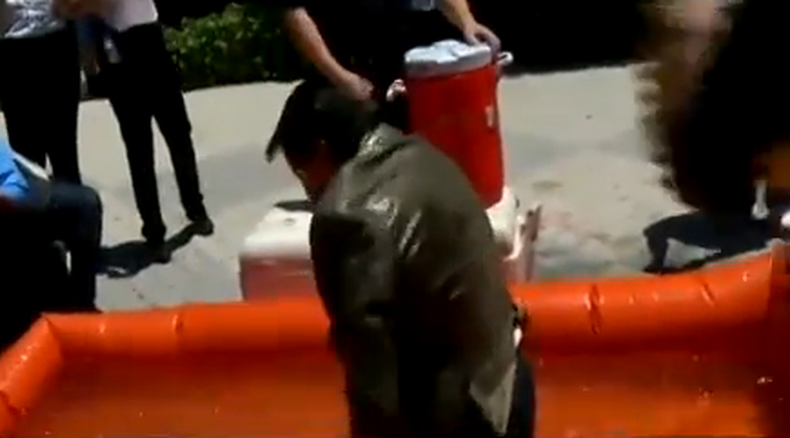 Empleados de la ciudad de Miami se lanzaron al agua helada durante un evento de recaudación de fondos para ayudar a un niño enfermo de cáncer.