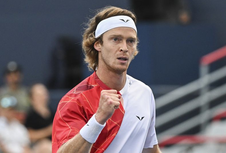Andrey Rublev, de Rusia, reacciona a un golpe a Matteo Arnaldi, de Italia, durante su partido de semifinales en el torneo de tenis National Bank Open en Montreal, el domingo 11 de agosto de 2024. (Graham Hughes/The Canadian Press vía AP)