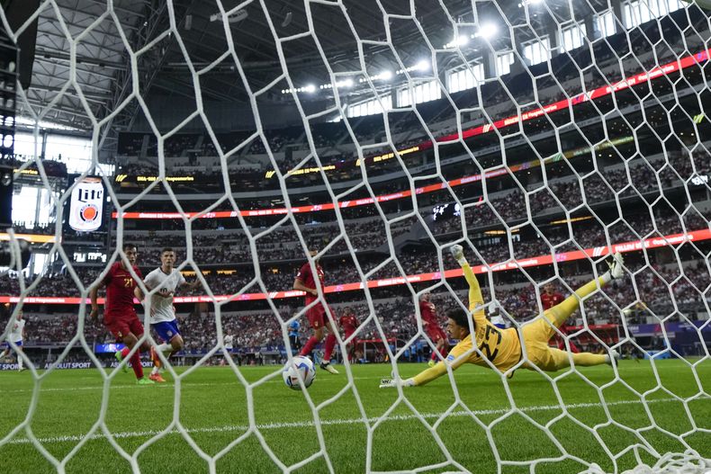 El arquero boliviano Guillermo Viscarra no puede atajar el remate Folarin Balogun para el segundo gol de Estados Unidos en el partido contra Bolivia por el Grupo C de la Copa América, el domingo 23 de junio de 2024. (AP Foto/Julio Cortez)