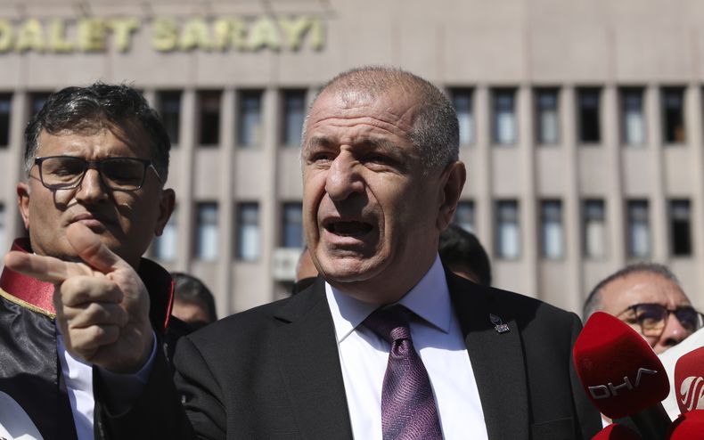 ARCHIVO - Umit Ozdag, líder del nacionalista Partido de la Victoria, habla a los medios tras presentar una denuncia en Ankara, Turquía, el lunes 29 de agosto de 2022, para exigir que la fiscalía investigue acusaciones de corrupción. (AP Foto/Burhan Ozbilici, Archivo)