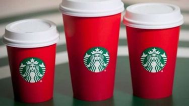 las tazas rojas de starbucks para navidad generan controversia