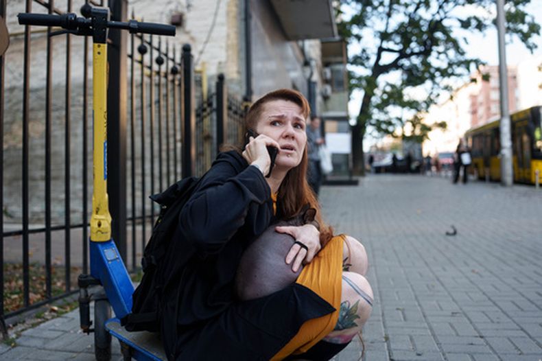 Una mujer reacciona tras un ataque de dron ruso en el centro de Kiev, Ucrania, el lunes 28 de septiembre de 2026. (AP Foto/Evgeniy Maloletka)