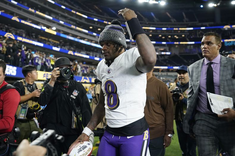 Lamar Jackson (8), quarterback de los Ravens de Baltimore, camina para salir del campo después de la victoria de su equipo frente a los Chargers de Los Ángeles en el partido de la NFL del domingo 26 de noviembre de 2023, en Inglewood, California. (AP Foto/Ryan Sun)