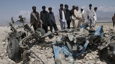 americateve | Afganos observan los restos de un veh&iacute;culo destruido por una bomba en un camino en el distrito de Alingar, provincia de Lagham, al este de Kabul,en Afganist&aacute;n, el lunes 3 de junio de 2013. El domingo 9 de febrero, una bomba en un camino dejo
