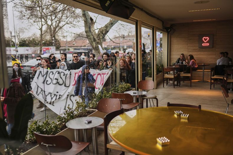 Una protesta contra el gobierno en Estambul, Turquía, el 27 de marzo del 2025. (AP foto/Francisco Seco)