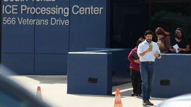 El congresista estadounidense Greg Casar y miembros de su equipo salen del Centro de Procesamiento del ICE del sur de Texas, donde se reunió con Wilber Rafael Garcés Pérez, un venezolano que recibió un disparo de un agente del ICE, en Pearsall, Texas, el miércoles 23 de septiembre de 2026. (AP Foto/Eric Gay)
