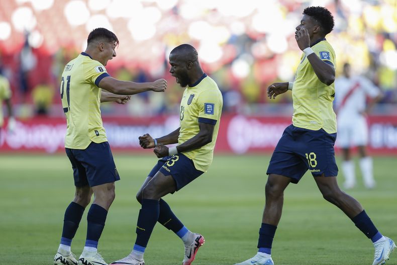 El delantero ecuatoriano Enner Valencia (centro) tras anotar un gol contra Perú en las eliminatorias del Mundial, el martes 10 de septiembre de 2024, en Quito. (AP Foto/Patricio Terán)