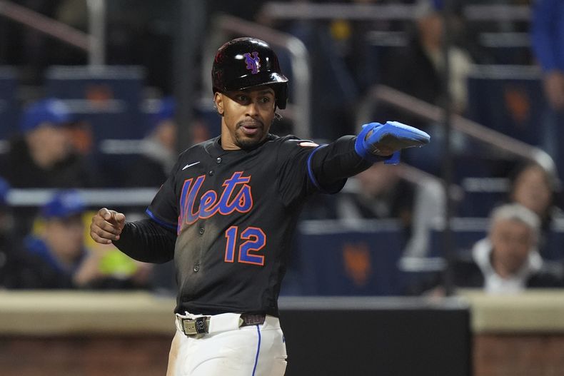 El puertorriqueño Francisco Lindor, de los Mets de Nueva York, celebra tras anotar en el octavo episodio dle juego ante los Cachorros de Chicago, el viernes 9 de mayo de 2025 (AP Foto/Frank Franklin II)