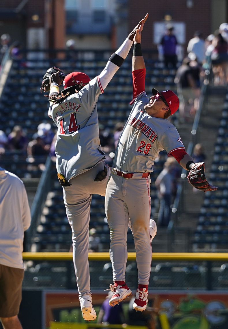El campocorto de los Rojos de Cincinnati, Elly De La Cruz, celebra con el jardinero central TJ Friedl después del juego de béisbol de su equipo contra los Rockies de Colorado el miércoles 5 de junio de 2024, en Denver. (AP Foto/David Zalubowski)