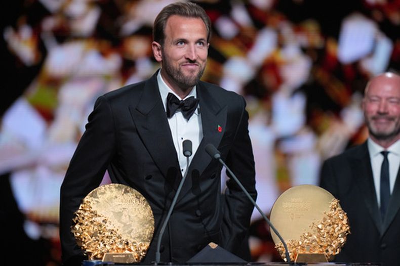 Harry Kane, de Inglaterra y Bayern Múnich, ganó el Balón de Oro y el premio al mejor delantero del año, en la ceremonia del Balón de Oro, en el London Palladium Theatre, el lunes 26 de octubre de 2026, en Londres, Inglaterra. (AP Foto/Kin Cheung)
