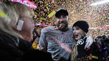 ARCHIVO - Donna Kelce con su hijo, el ala cerrada de los Chiefs de Kansas City, Travis Kelce, y Taylor Swift después del partido de fútbol americano de la NFL por el Campeonato de la AFC contra los Bills de Buffalo, el 26 de enero de 2025, en Kansas City, Misuri. (Foto AP/Ashley Landis, archivo)