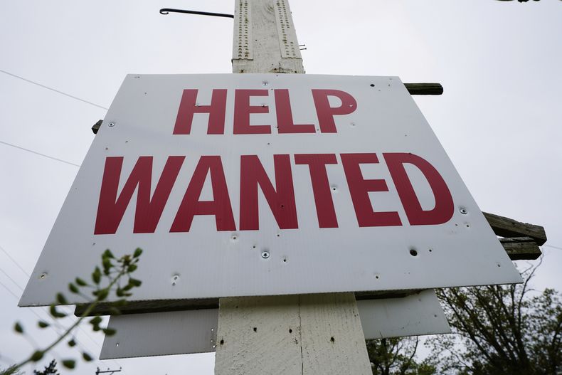 Un cartel en un lugar donde se busca empleados en Lansdale, Pensilvania el 28 de abril del 2023. (AP foto/Matt Rourke)