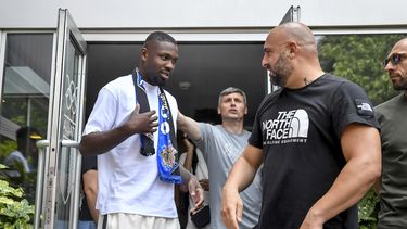 Marcus Thuram con una bufanda del Inter de Milán en la sede del Comité Olímpico Italiano, donde se sometió a un reconocimiento médico, el jueves 27 de junio de 2023. (Claudio Furlan/LaPresse vía AP)