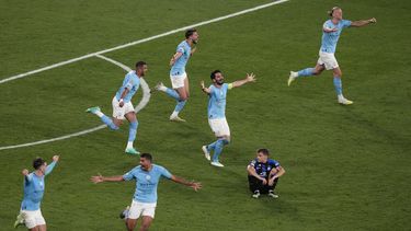 Los jugadores del Manchester City tras vencer 1-0 al Inter de Milán en la final de la Liga de Campeones, el sábado 10 de junio de 2023, en Estambul. (AP Foto/Thanassis Stavrakis)