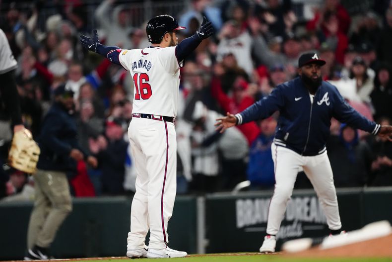 Travis dArnaud, de los Bravos de Atlanta, festeja tras empujar la carrera del triunfo en la décima entrada del duelo ante los Diamondbacks de Arizona, el viernes 5 de abril de 2024 (AP Foto/John Bazemore)