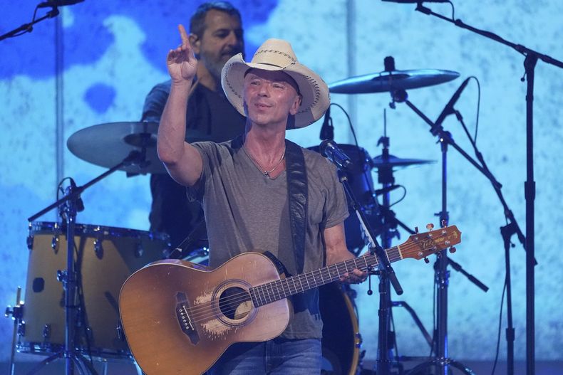 Kenny Chesney se presenta durante los iHeartRadio Music Awards, el lunes 17 de marzo de 2025, en el Teatro Dolby de Los Ángeles. (Foto AP/Chris Pizzello)