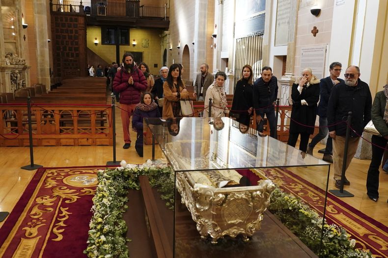 Fieles católicos hacen fila para ver los restos de Teresa de Ávila, la santa española, mística y reformadora religiosa del siglo XVI, exhibidos en una iglesia en Alba de Tormes, Salamanca, noroeste de España, el domingo 11 de mayo de 2025. (Manuel Ángel Laya/Europa Press vía AP)