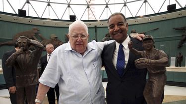 americateve | Juan Ven&eacute;, izquierda, y D&aacute;maso Blanco posan juntos a sus estatuas de bronce durante la ceremonia de exaltaci&oacute;n al Sal&oacute;n de la Fama del b&eacute;isbol de Venezuela, el martes 23 de septiembre de 2014. (AP Foto/Hector Bencomo)