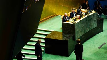 El presidente de Estados Unidos, Donald Trump, mira hacia el secretario general de Naciones Unidas, António Guterres, mientras se dirige a ofrecer un discurso en la Asamblea General de Naciones Unidas (UNGA) en la sede de la ONU, el martes 22 de septiembre de 2026. (Justin Tang/The Canadian Press via AP)