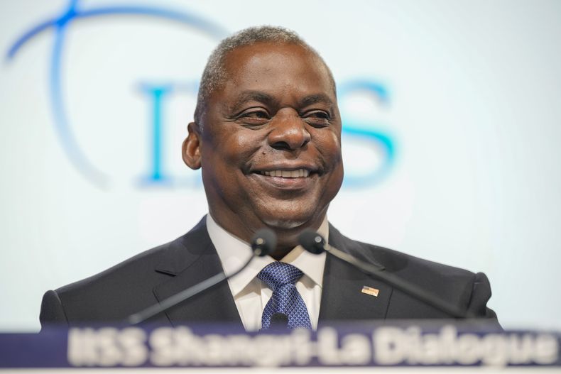 El secretario de Defensa estadounidense Lloyd J. Austin habla en el foro anual de defensa y seguridad de Asia en Singapur, sábado 3 de junio de 2023. (AP Foto/Vincent Thian)