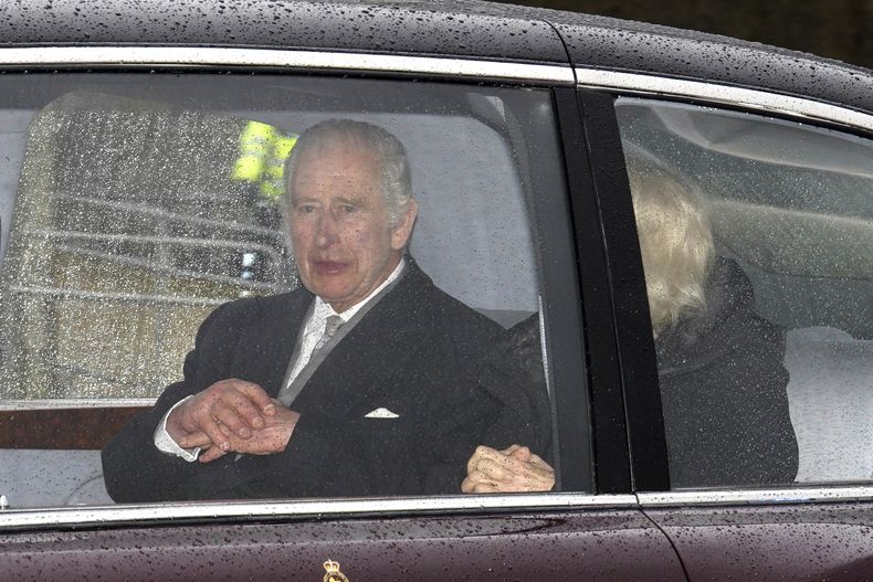El rey Carlos III y la reina Camilla llegan a la Clarence House de Londres, el martes 13 de febrero de 2024, tras pasar una semana en Sandringham, Norfolk, tras el anuncio de que el rey Carlos III tiene cáncer. (Jordan Pettitt/PA via AP)