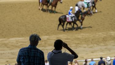 Espectadores observan a los caballos previo a una carrera en Belmont Park, el sábado 10 de junio de 2023, en Elmont, Nueva York. (AP Foto/Mary Altaffer)