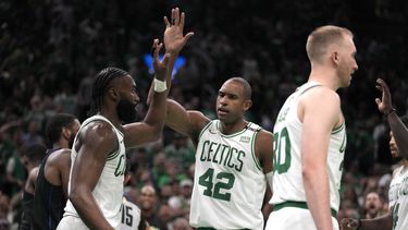 Jaylen Brown (izquierda) de los Celtics de Boston celebra con Al Horford durante el primer partido de las Finales de la NBA contra los Mavericks de Dallas, el jueves 6 de junio de 2024, en Boston. (AP Foto/Charles Krupa)
