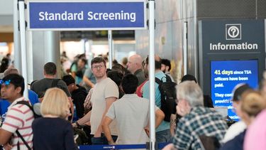Pasajeros esperan en largas colas de controles de seguridad en el Aeropuerto Intercontinental George Bush, el 27 de marzo de 2026, en Houston. (Foto AP/David J. Phillip)