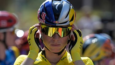 La neerlandesa Demi Vollering se prepara para la salida de la novena etapa de la carrera ciclista Tour de Francia Femenino (Tour de France Femmes) en Niza, Francia, el domingo 9 de agosto de 2026. (Foto AP/Philippe Magoni)