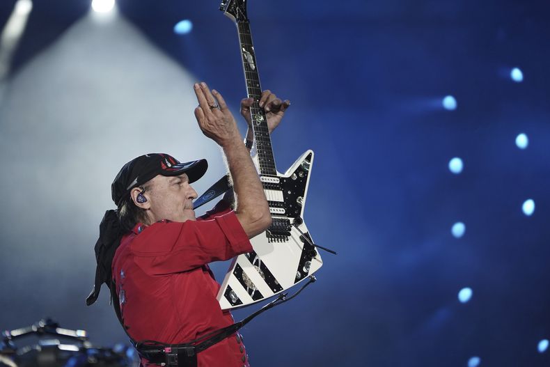 Matthias Jabs de la banda alemana Scorpions durante su presentación en la 25ª edición del festival de música Vive Latino en la Ciudad de México, el sábado 15 de marzo de 2025. (Foto AP/Aurea Del Rosario)