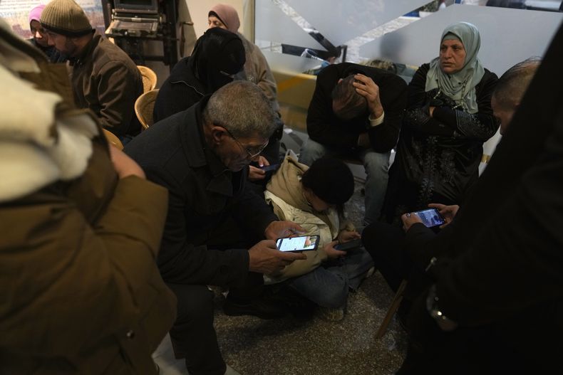 Familiares esperan la liberación de prisioneros palestinos el domingo 23 de febrero de 2025 en la ciudad de Ramala, en Cisjordania, después de recibir noticias de que Israel había retrasado la liberación de los palestinos programada para el sábado 22 de febrero. (AP Foto/Nasser Nasser)