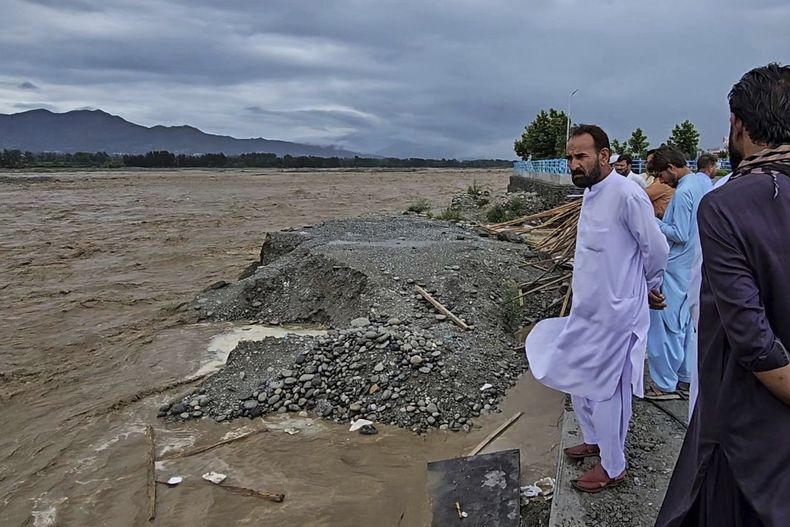 Residentes observan el río Swat, desbordado por intensas lluvias previas al monzón, a las afueras de Mingora, la principal localidad del valle del Swat, Pakistán, el 27 de junio de 2025. (AP Foto/Sherin Zada)
