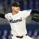El lanzador abridor de los Marlins de Miami, Janson Junk, lanza durante la primera entrada de un partido de béisbol contra los Marineros de Seattle, el jueves 9 de julio de 2026, en Miami. (Foto AP/Lynne Sladky)