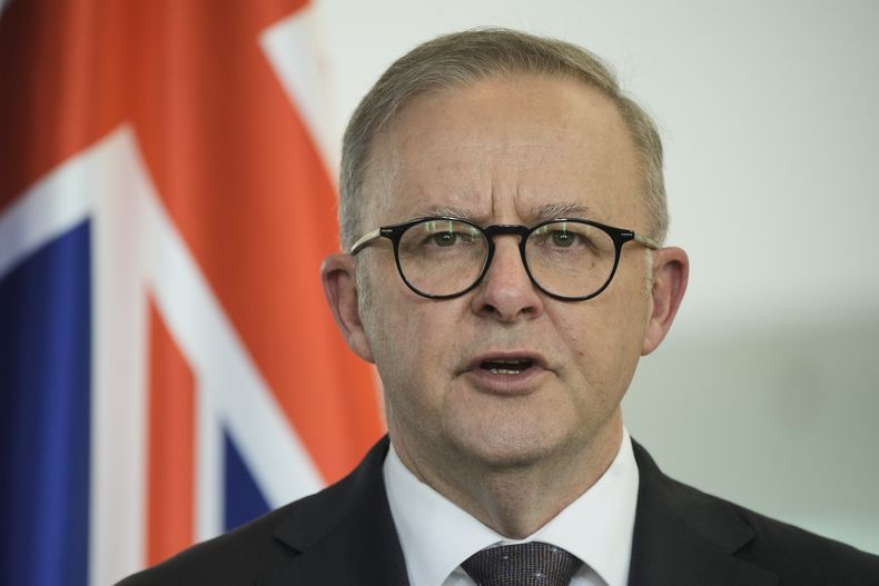 ARCHIVO - El primer ministro de Australia, Anthony Albanese, informa a los medios en una conferencia de prensa conjunta con el canciller de Alemania, Olaf Scholz, tras una reunión en la cancillería en Berlín, Alemania, el lunes 10 de julio de 2023. (AP Foto/Markus Schreiber, Archivo)