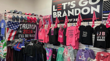 cadena de tiendas de ´let´s go brandon´, en contra de joe biden, han visto un auge en los eeuu