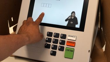 Bolsonaro alimenta dudas sobre sistema electoral brasileño