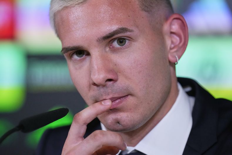 El delantero argentino Franco Mastantuono durante la rueda de prensa de su presentación como jugador del Real Madrid, el jueves 14 de agosto de 2025, en Madrid. (AP Foto/Manu Fernández)