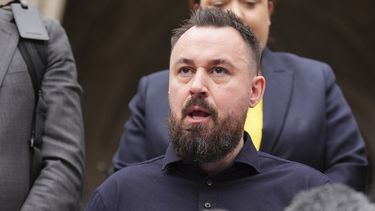 ARCHIVO - Martin Hibbert hace una declaración frente a los Tribunales Reales de Justicia, en el centro de Londres, el jueves 25 de julio de 2024. (James Manning/PA vía AP, archivo)