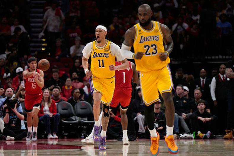 El pívot de los Lakers de Los Ángeles Jaxson Hayes celebra cerca de LeBron James durante el juego 6 de la primera ronda de los playoffs ante los Rockets de Houston el viernes primero de mayo del 2026. (AP Foto/Ashley Landis)