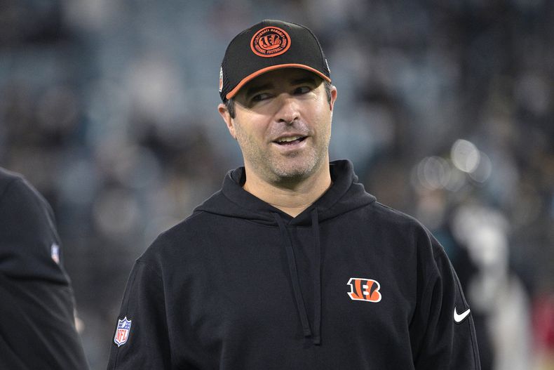 ARCHIVO - Brian Callahan, coordinados ofensivo de los Bengals de Cincinnati, platica con el quarterback Joe Burrow en el campo antes del partido de la NFL en contra de los Jaguars de Jacksonville, el 4 de diciembre de 2023 en Jacksonville, Florida. Los Titans llegaron a un acuerdo para contratar a Callahan como su nuevo head coach, dijo una persona con concimiento de la decisión a The Associated Press el lunes 22 de enero de 2024. (AP Foto/Phelan M. Ebenhack, Archivo)