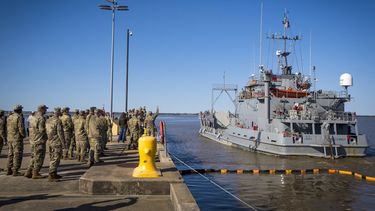 Un grupo de soldados de la 7ma Brigada de Transporte se despiden de la tripulación del USAV Monterrey mientras se aleja del muelle y emprende una misión humanitaria hacia la Franja de Gaza, el martes 12 de marzo de 2024, en la Base Conjunta Langley-Eustis en Hampton, Virginia. (AP Foto/John C. Clark)