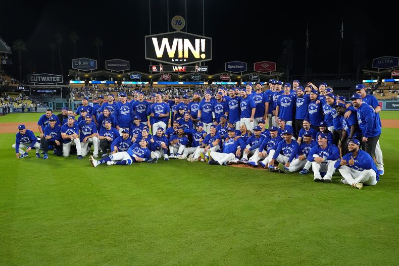 Los Dodgers de Los Ángeles posan para una foto grupal después de derrotar a los Rojos de Cincinnati en el Juego 2 de la serie de playoffs de béisbol del Comodín de la Liga Nacional el miércoles 1 de octubre de 2025, en Los Ángeles. (AP Photo/Mark J. Terrill)