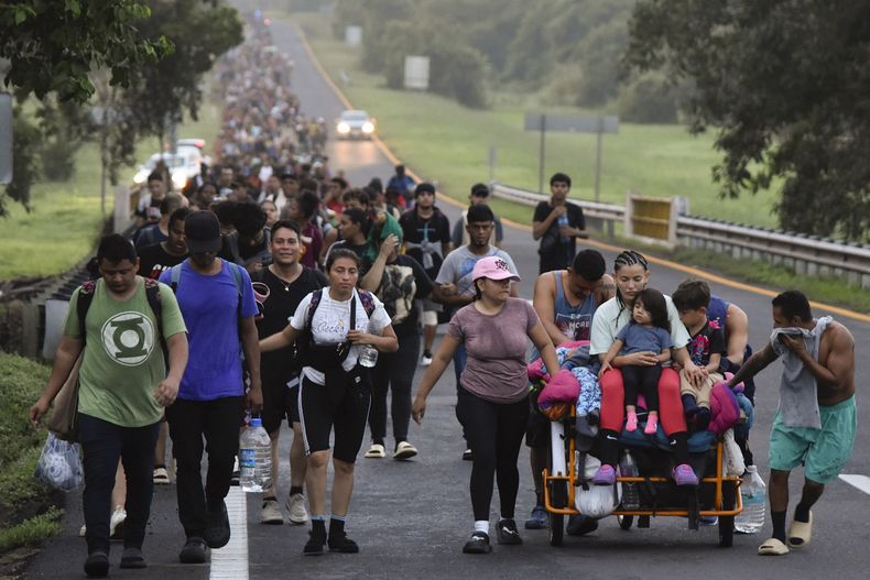 Migrantes caminan a lo largo de la carretera, en el estado de Chiapas, en el sur de México, el 22 de octubre de 2024, con la esperanza de llegar a la frontera norte del país y eventualmente ingresar a Estados Unidos. (AP Foto/Edgar H. Clemente, Archivo)