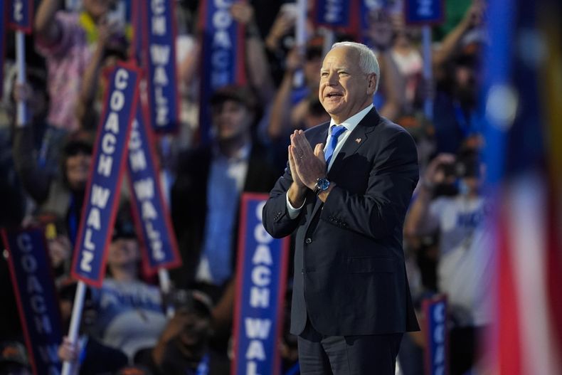 El gobernador de Minnesota Tim Walz, nominado demócrata a la vicepresidencia de Estados Unidos, habla en la Convención Nacional Demócrata el miércoles 21 de agosto de 2024, en Chicago. (AP Foto/Charles Rex Arbogast)